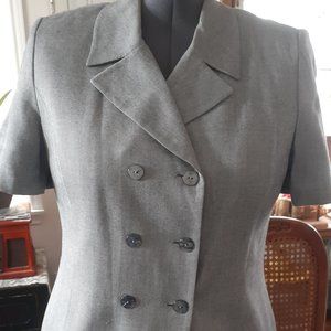 Le Suit Classic and sharp suit with pants. size 16